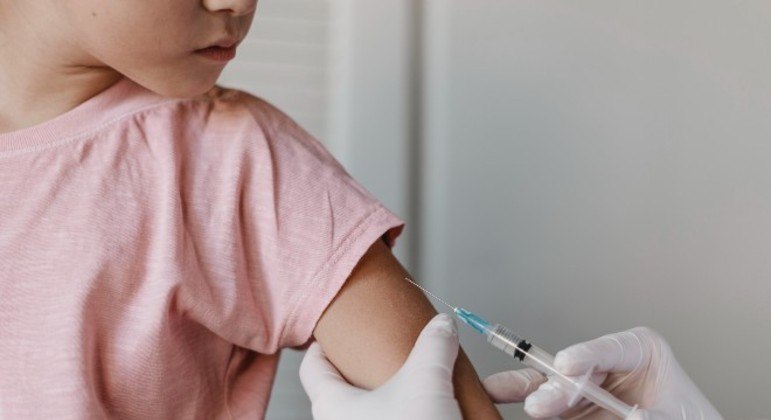 ‘Crianças precisam ser vacinadas contra a gripe para impedir casos graves’, alerta pediatra